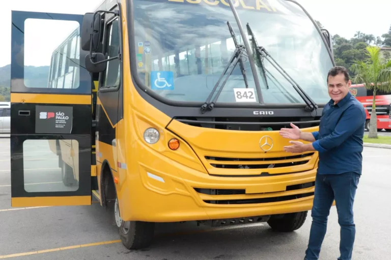 Entrega de Ônibus Escolares
